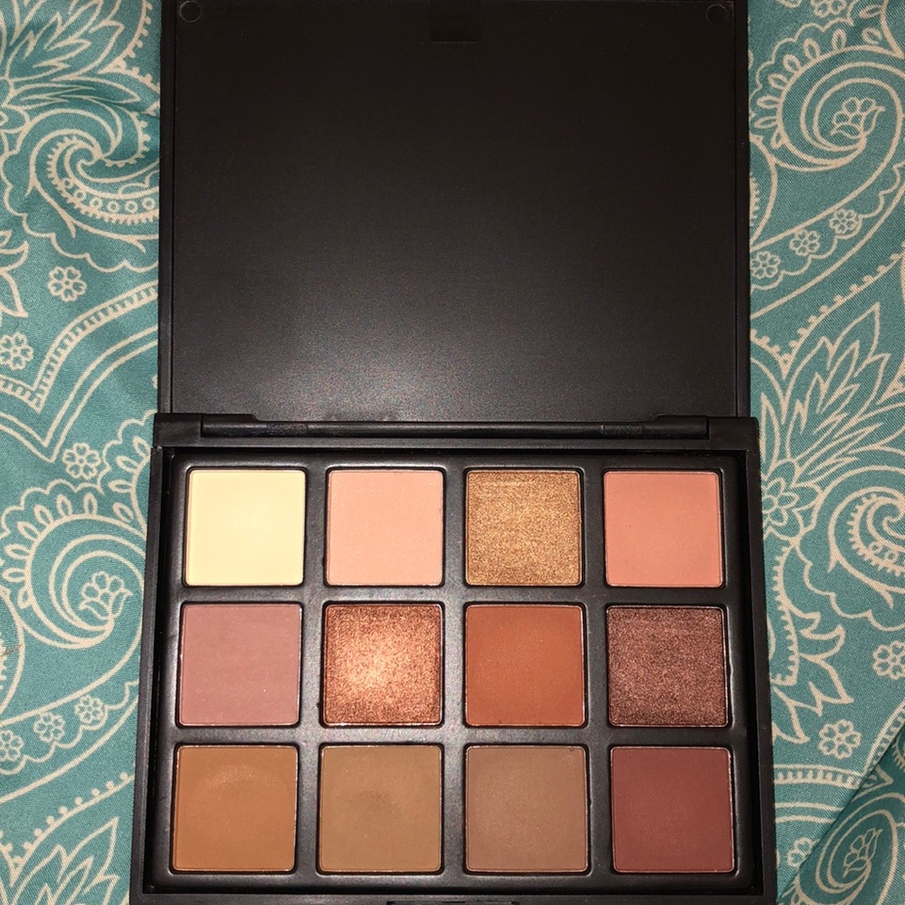 NUE LARITZY Eyeshadow palette
